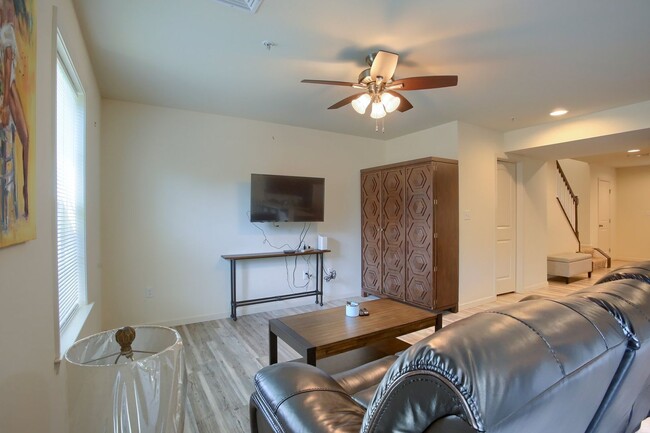 Building Photo - Fully Furnished 3 Bedroom Townhome