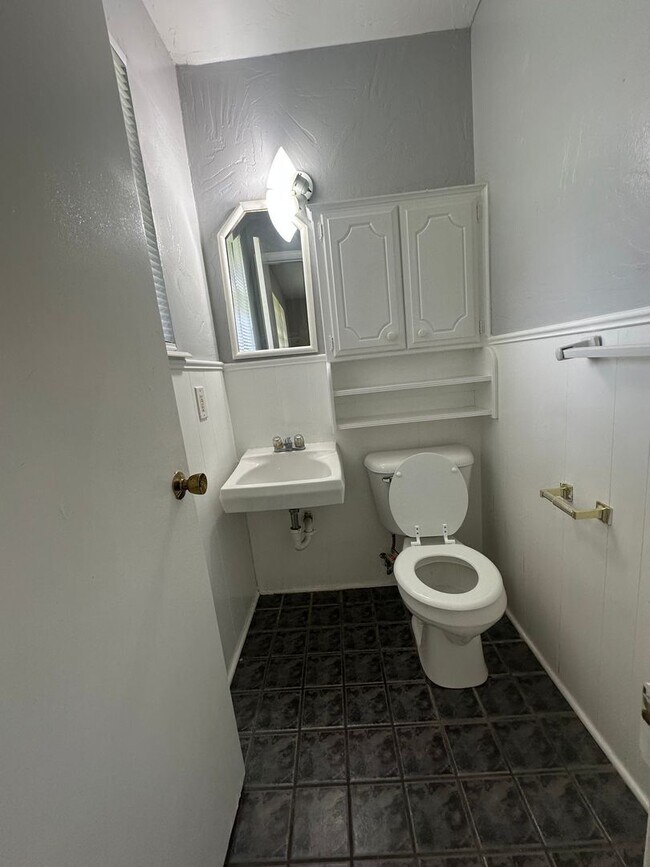 Building Photo - 4844 Woodview Dr