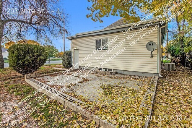 Building Photo - 203 30th St