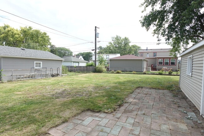 Building Photo - 161 W Franklin Dr