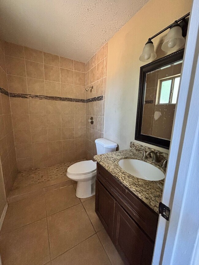 Building Photo - Updated rental