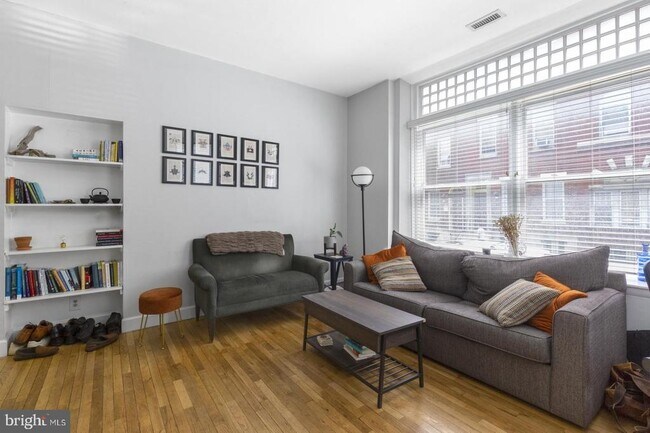 Building Photo - 242 S 13th St