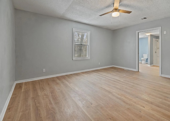Building Photo - Welcome home to this beautiful 3-bedroom, 2-bathroom with Bonus room located Northeast Wichita.