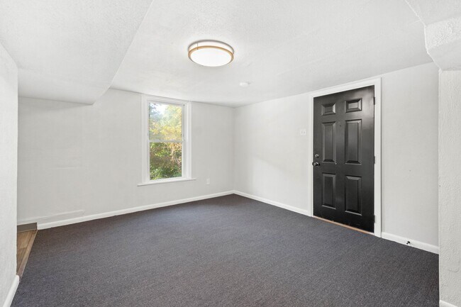 Building Photo - 133 Glenmore Ave