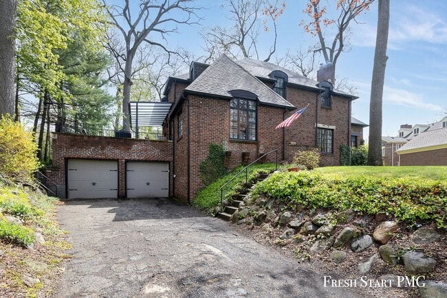 Building Photo - 28 Woodmer Ln