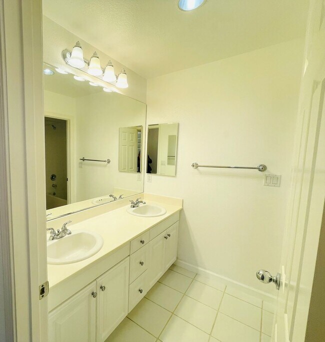 Building Photo - 4285 Bromley Ct