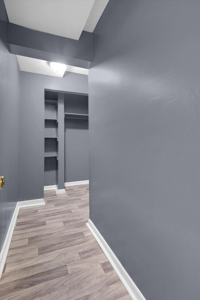 Building Photo - Spacious 1–3 Bedroom Apartments in South Louisville | Cedar Chase