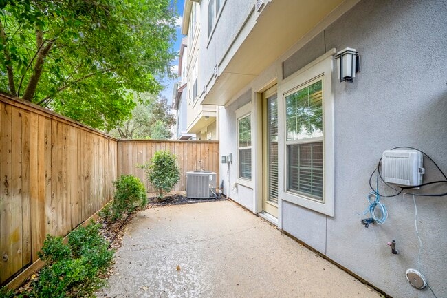 Building Photo - 11005 Acorn Falls Dr