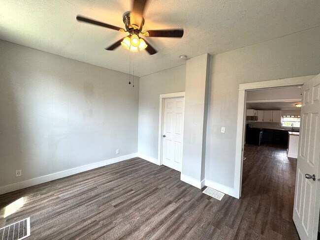 Building Photo - 1242 Cottage Ave