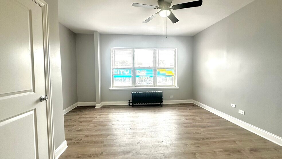 Building Photo - 4756 N Maplewood Ave