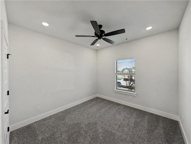 Building Photo - 6807 SW Basswood Ave