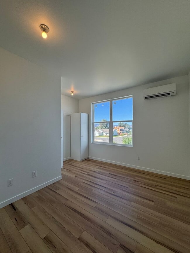 Building Photo - 1BR, 1BA with Huge Garage