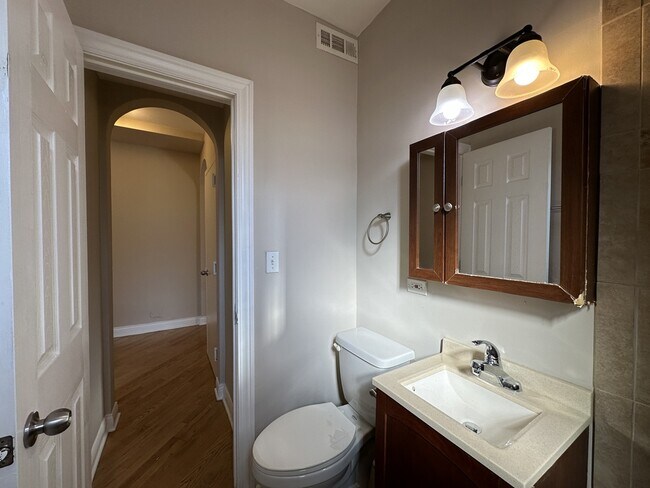 Building Photo - 901 Green Bay Rd