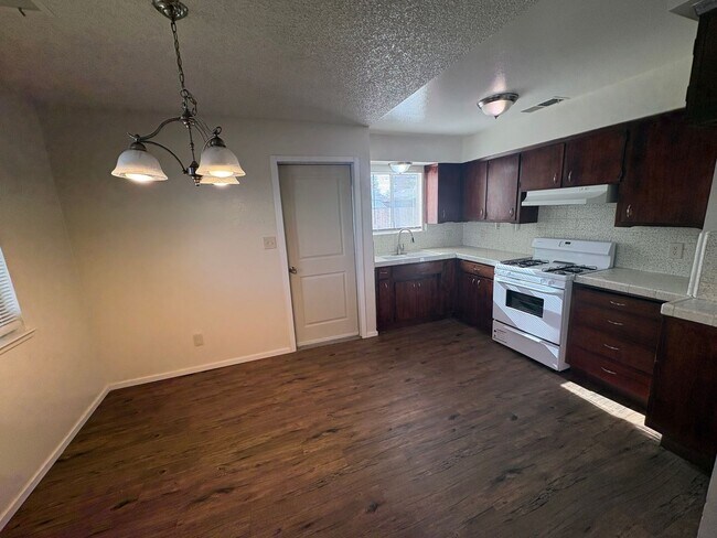 Building Photo - Spacious NW Visalia Home Rent Ready!