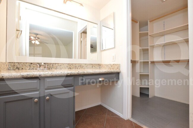 Building Photo - 2218 W Palomino Dr
