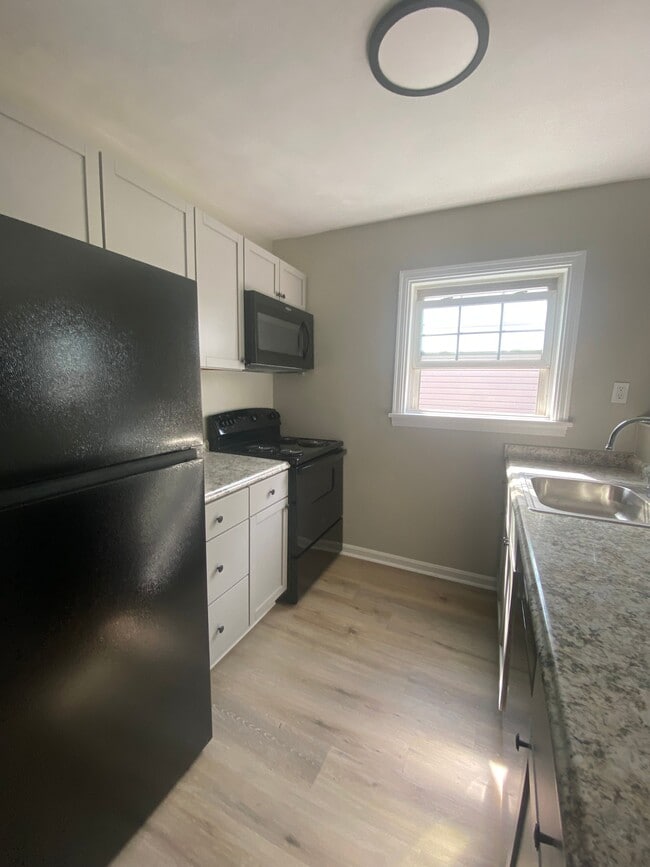 Building Photo - 533 Station St