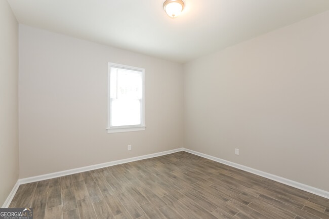 Building Photo - 2974 Landmark Dr SE