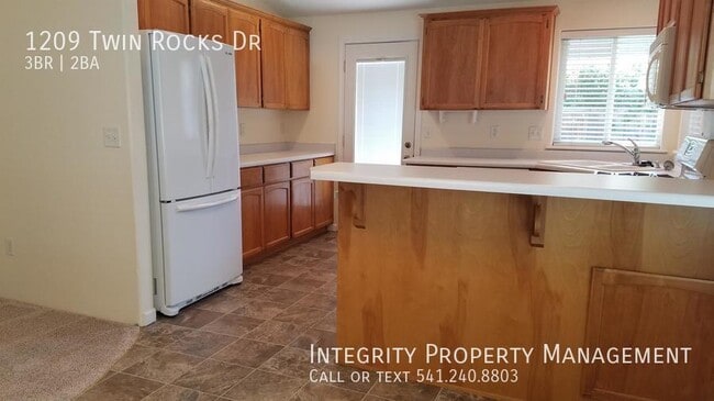 Building Photo - 1209 Twin Rocks Dr
