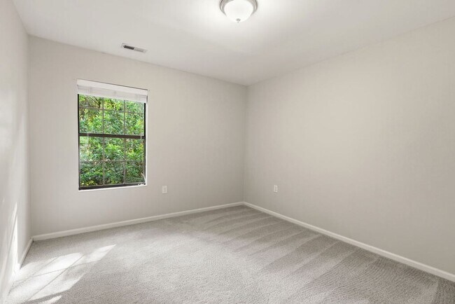 Building Photo - Modern 3BD, 2.5BA North Raleigh Townhome with Upgrades in a Prime Location Near Top Shopping, Din...