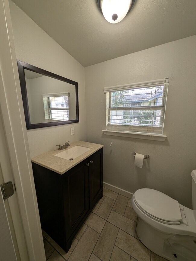 Building Photo - 515 E Elm St