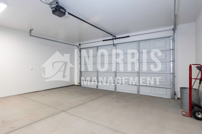 Building Photo - Beautiful Upgraded Home with Furnishings i...