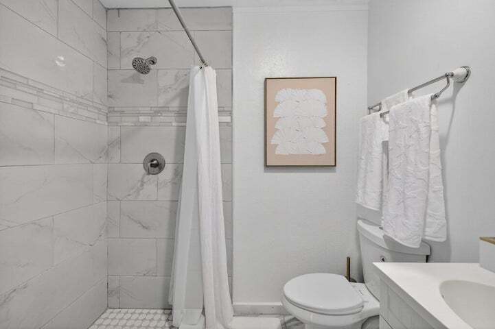 Building Photo - 1317 NE 1st Ave