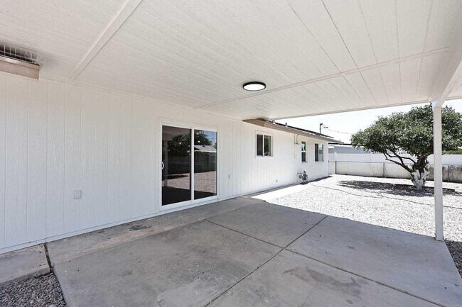 Building Photo - 10537 W La Jolla Dr