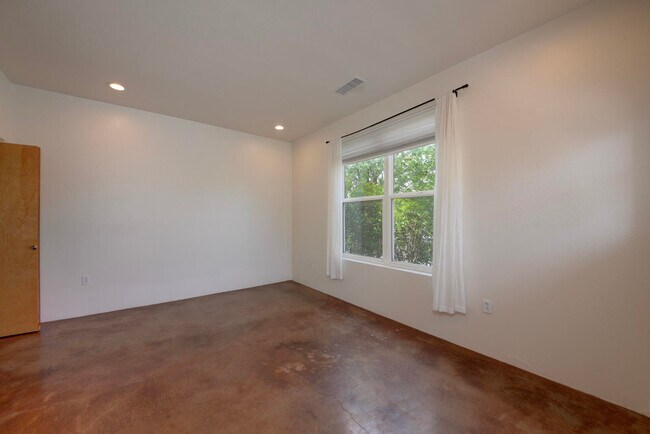 Building Photo - 1020 6th St NW