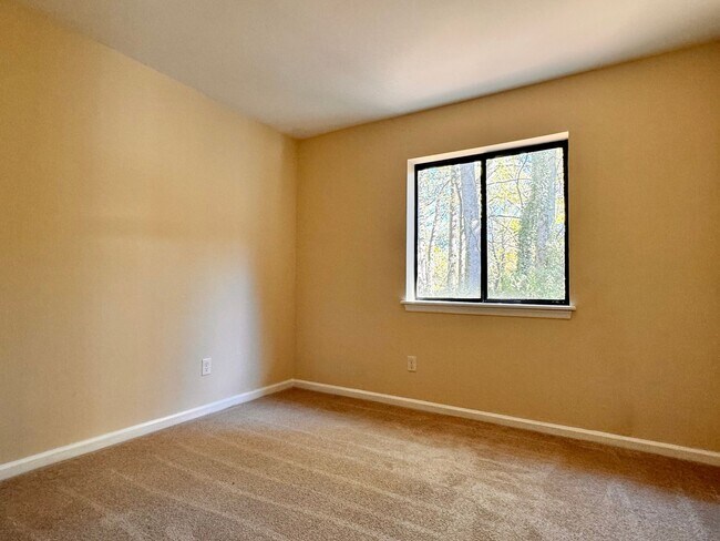 Building Photo - Close to UVA & Downtown-Don't miss this Mi...