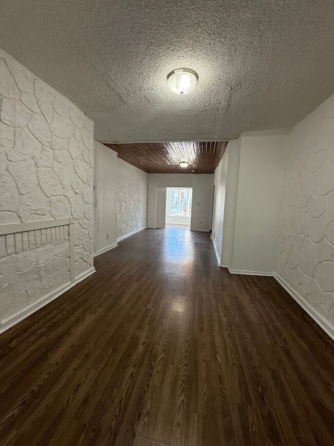 Building Photo - Amazing 3 beds 1bath FULLY ELECTRIC HOUSE