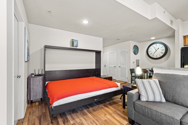 Building Photo - Downtown Island Hideaway -Mid Term Condo