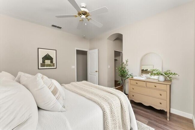 Building Photo - Beautiful 3 Bedroom 2 Bathroom in Gated Community of Folsom, CA!