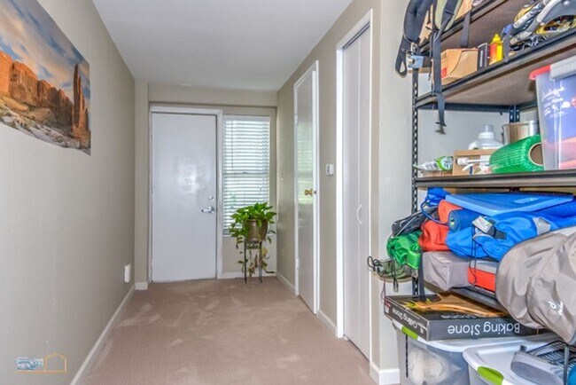 Building Photo - Trailside Living: 5BR Home Steps from Sanitas & Pearl Street