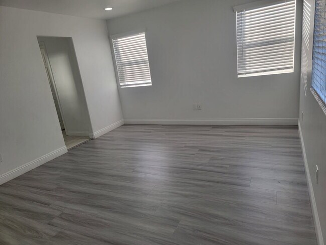 Building Photo - New Gas Range & Refrigerator.  Spacious rooms, private yard and RV parking.  Must see - Won't las...