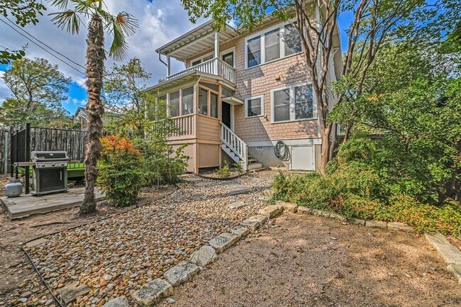 Building Photo - 1203 Newton St