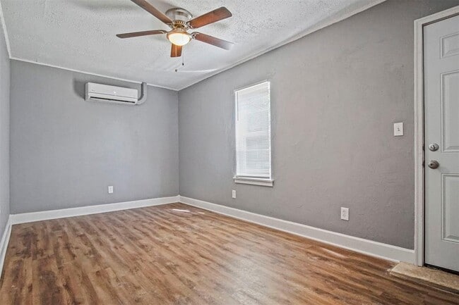 Building Photo - 1704 Cairo Ave