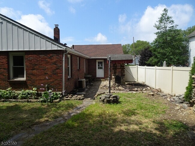 Building Photo - 275 Firth St