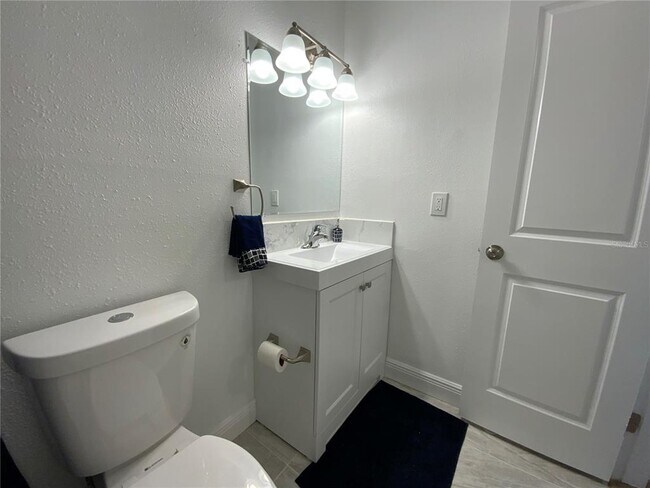 Building Photo - 305 Wellington Ct