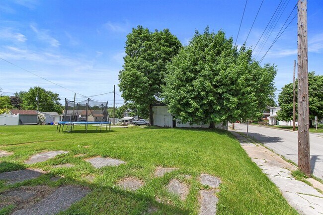 Building Photo - Available Now - Charming 3 Bedroom Home Located in Mount Wolf