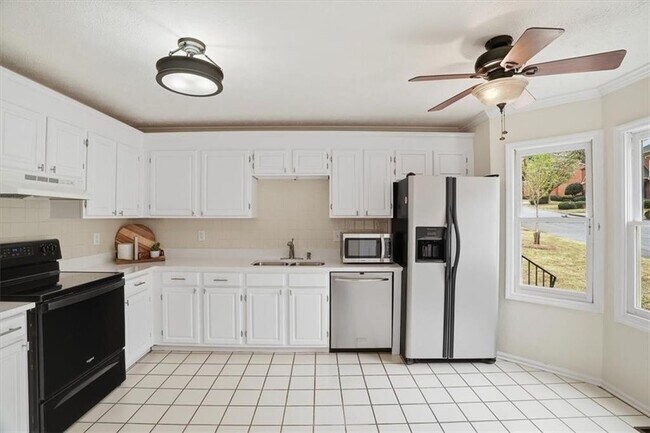 Building Photo - 2600 Holcomb Springs Dr