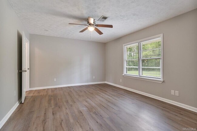 Building Photo - 1301 Beaumont Dr