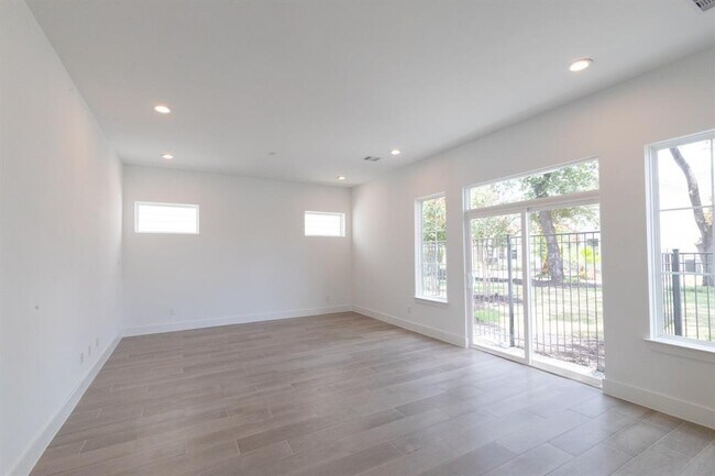 Building Photo - 7710 Westside Villas Ln