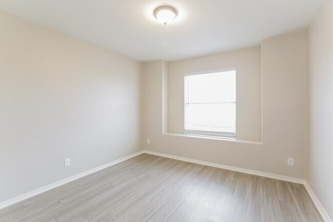 Building Photo - 541 Vantage Ave