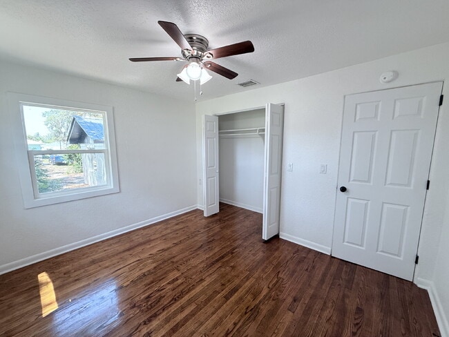 Building Photo - 3-Bedroom and 2-Bathroom with 1 Car Garage