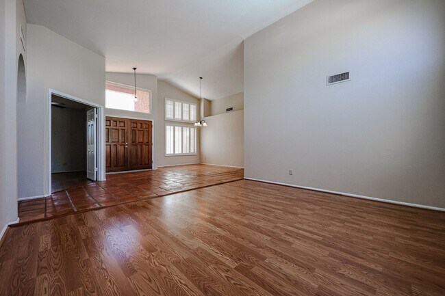 Building Photo - Welcome to this stunning 4 bedroom, 2 bath...