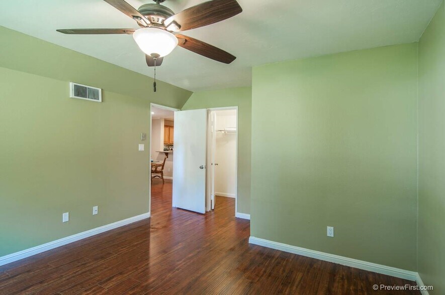 Building Photo - 7425 Charmant Dr