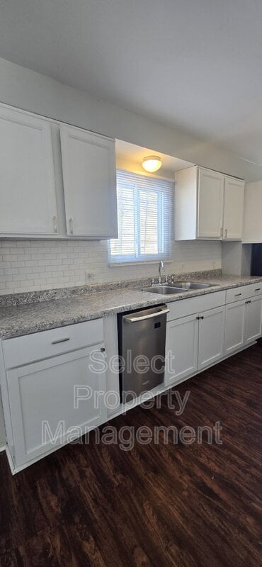 Building Photo - 2327 Deerwood Dr