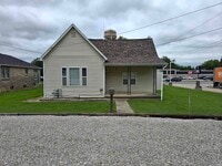 Building Photo - 108 S Oak St