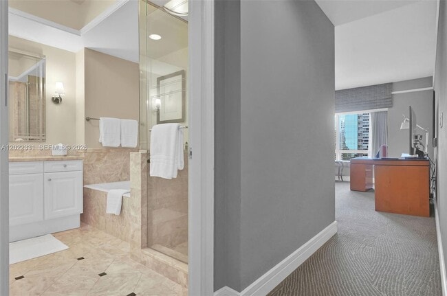 Building Photo - 1435 Brickell Ave