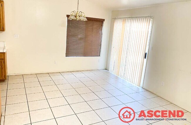 Building Photo - 3 Bedroom 2 Bath House in SE Bakersfield - Apply Today!